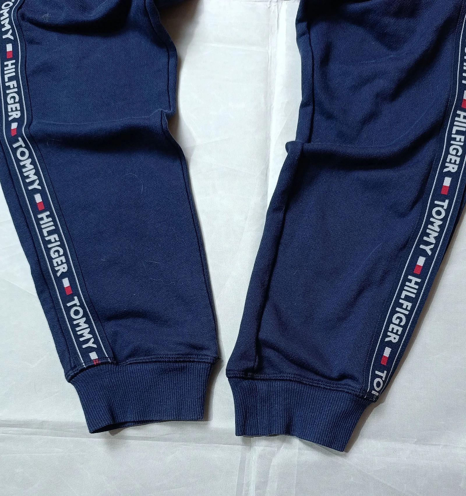 🔥 Pantalones de jogging azul marino Tommy Hilfiger con cinta lateral con letras 🔥 – photo 4